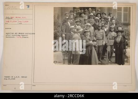 Amerikanische und französische Sozialisten begrüßen General Garabaldi in Paris, Frankreich während des Ersten Weltkriegs Das Foto wurde am 7. August 1918 aufgenommen und unter der Nummer 17916 ausgestellt. Es wurde am 14. August 1918 vom A.E.F.-Zensor genehmigt. Stockfoto