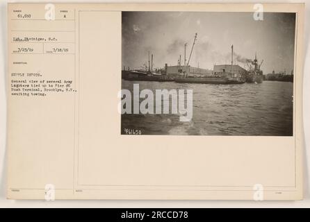 Feuerzeuge der Armee sind am Pier Nr. 6 am Bush Terminal in Brooklyn, New York, festgefesselt und warten darauf, vom SUMBER abgeschleppt zu werden. Dieses Bild zeigt eine allgemeine Ansicht der Vorratslager während des Ersten Weltkriegs. Stockfoto