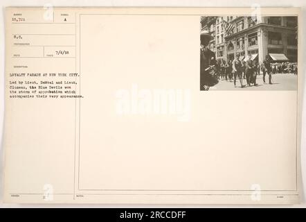 Bildunterschrift: 'Foto von Fotos amerikanischer Militäraktivitäten im Ersten Weltkrieg Das Foto zeigt eine Loyalty Parade in New York City am 4. Juli 1918. Die Parade wurde von Lieut geleitet. DeMoal und Lieut. Cluzeau. Die Blauen Teufel erhielten großes Lob und Beifall für ihre beeindruckende Präsenz." Stockfoto