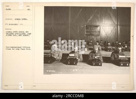 Nicht kommissionierte Offiziere, die an einem Kurs für Army-Papierkram in Camp Vail in New Jersey teilnehmen. Dieses Bild wurde von einem Fotografen des Signalkorps aufgenommen. Das Foto trägt die Bezeichnung AU und zeigt die Signalkorps-Schule für Spezialisten im Camp Alfred Vail. Dieser Kurs konzentriert sich auf die Army-Papiere, und er wurde auf einem Foto mit der Referenznummer 64361 aufgenommen. Stockfoto