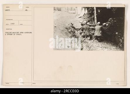 Italienische Soldaten, die im Ersten Weltkrieg Maschinengewehre auf einer Straße in Italien betrieben haben. Das Foto wurde 1919 aufgenommen und zeigt die Soldaten, die während militärischer Aktivitäten in der Gegend als Deckung und Unterstützung positioniert sind. Stockfoto