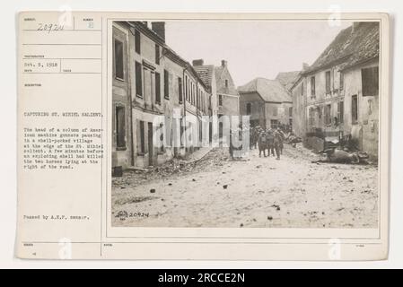 Eine Kolonne amerikanischer Maschinengewehrer, die in einem stark bombardierten Dorf am Stadtrand der St. Mihiel war während der Aufnahme besonders wichtig. Zwei Pferde, die auf der Straße lagen, wurden von einer Muschel getötet, kurz bevor dieses Foto gemacht wurde. Dieses Bild wurde vom A.E.F.-Zensor genehmigt. Stockfoto