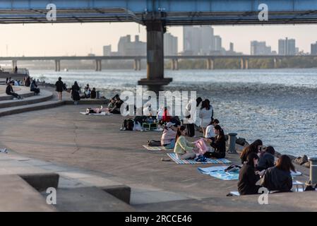 Picknick-Besucher im Yeouido-Park am Han-Fluss in Seoul, Südkorea, am 30. März 2023 Stockfoto