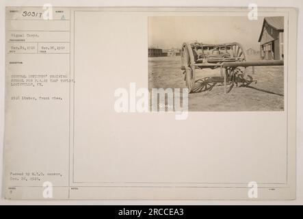 Soldaten, die 1918 im Camp Taylor in Louisville, Kentucky, trainiert wurden. Das Foto zeigt eine Vorderansicht einer Ausbildungsschule für Offiziere der Feldartillerie. Es wurde am 26. November 1918 aufgenommen und am 21. Dezember 1918 beim Signalkorps empfangen. Das Bild wurde am 24. Dezember 1918 vom M.I.D.-Zensor gelöscht. Stockfoto