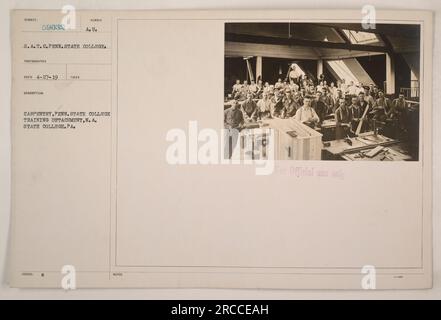 Soldaten der Penn State College Training Einheit engagieren sich während des Ersten Weltkriegs in Tischlerei. Dieses Foto wurde von S.A.T. C. Penn am Penn State College aufgenommen, mit dem Bild ID 59032. Die Soldaten in der Ausbildung im State College, PA, werden dabei gesehen, wie sie ihre Tischlerfähigkeiten verbessern. Stockfoto