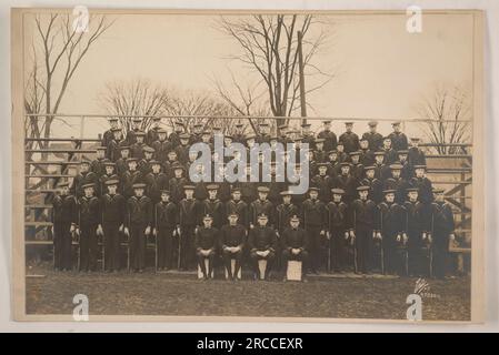 Soldaten des Student Army Training Corps (S.A.T.C.) am Dartmouth College in Hannover, New Hampshire. Auf diesem Foto können Mitglieder der Marineabteilung 1-zeech A @ A M gesehen werden, wie sie während des Ersten Weltkriegs an militärischen Aktivitäten teilnehmen. Stockfoto