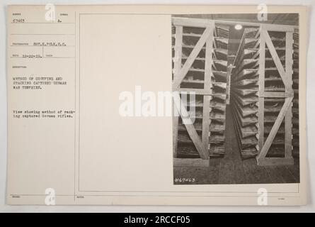 Bildunterschrift: 'Ansicht mit der Methode, die zum Gruppieren und Stapeln der gefangenen deutschen Kriegstrophäen, insbesondere Gewehre, verwendet wurde. Dieses Bild zeigt die Technik, deutsche Gewehre zu beschießen, die vom amerikanischen Militär im Ersten Weltkrieg eingesetzt wurden." Stockfoto