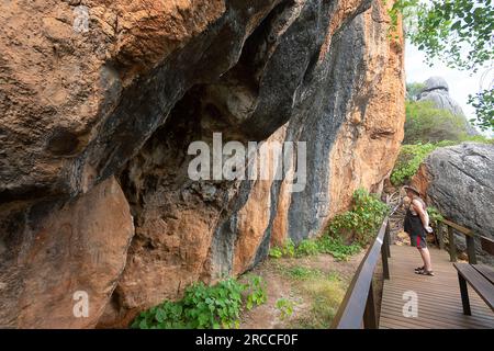 Besucher, die Felskunst an der Wullumba Art Site, Chillagoe-Mungana Caves National Park, Chillagoe, Far North Queensland, FNQ, QLD, Australien Stockfoto