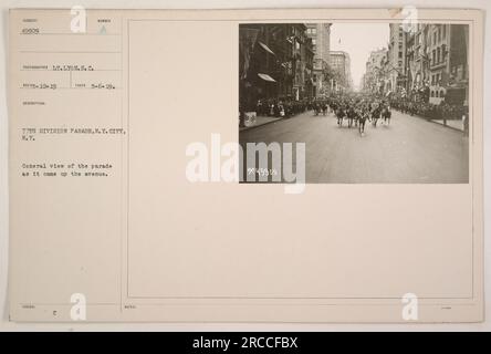 'Allgemeiner Blick auf die Parade der 77. Division in New York City, aufgenommen vom Fotografen L. Lyon. Das Foto wurde am 19. Dezember aufgenommen und zeigt die Paradeprozession entlang der Straße. Dieses Bild ist Teil der Sammlung Nummer 49909 und wurde am 6. Mai 1919 aufgenommen." Stockfoto