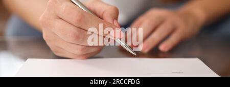 Frau unterschreibt Vertrag oder Vereinbarung Nahaufnahme. Stockfoto