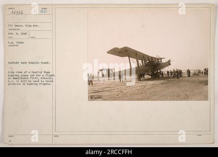 Ein Handley-Page-Bombenflugzeug fliegt in Hazelhurst Field, Mineola, L.L. Das Flugzeug wird verwendet, um Piloten während des Ersten Weltkriegs in Bombenflügen auszubilden. Foto aufgenommen am 9. Oktober 1918. Stockfoto