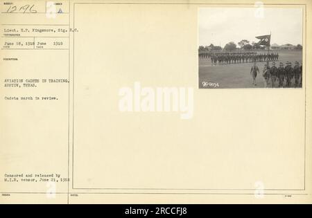 Leutnant H.P. Kingsmore, Mitglied des Signal Corps, wurde am 18. Juni 1918 in Austin, Texas, fotografiert. Das Bild zeigt eine Gruppe von Luftfahrt-Kadetten, die in einer Rezension marschieren. Das Foto wurde während der Schulung der Kadetten empfangen und aufgenommen. Es wurde zensiert und am 21. Juni 1918 vom M.I.B. Zensor veröffentlicht. Stockfoto