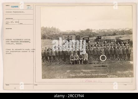 Benson Polytechnic School Army Training in Portland, Oregon, während des Ersten Weltkriegs. Ein Kurs in Automobilarbeit mit Ausbildern, die vorne sitzen. Foto aufgenommen am 27. Januar 1919 von Fotograf Nr. 55888. Dieses Bild ist Teil der Sammlung, die amerikanische Militäraktionen dokumentiert. Stockfoto