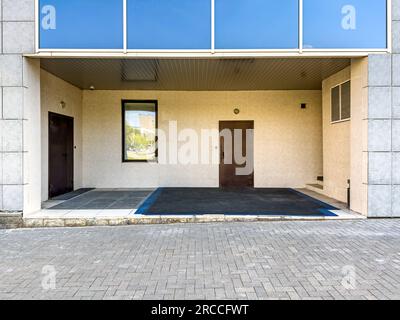 Eingang des Geschäftsgebäudes. Modernes Bürogebäude von außen. Urbane Architektur. Stockfoto