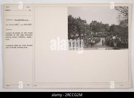 Parade zu Ehren der Preisträger des Army National School Essay Contest in Washington, D.C. Die Infanterie-Band ist in der 13. Street und Florida Avenue, N.W. zu sehen Das Foto mit der Nummer 68547 wurde von CPL Boyden am 5. Mai 1920 aufgenommen. Das ist ein offizielles US-Foto. Stockfoto