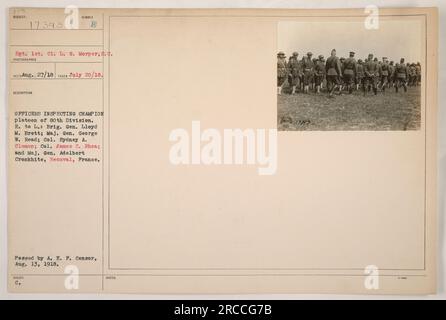 Offiziere inspizieren den Champion-Zug der 80. Division in Beauval, Frankreich. Von rechts nach links: Brig. Generalleutnant Lloyd M. Brett, Generalleutnant George W. Read, Oberst Sydney A. Cloman, Oberst James C. Rhea und Generalmajor Adelbert Cronkhite. Foto wurde am 20. Juli 1918 aufgenommen und am 13. August 1918 von A. E. P. Censor verarbeitet. Stockfoto