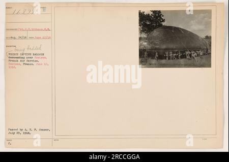 Französischer Gefangenenballon in der Nähe von Essises, Frankreich. Das Foto wurde am 12. Juni 1918 von Pvt. J.E. Gibbons aufgenommen. Sie ging am 24. August 1918 ein. Die Abbildung zeigt, wie ein französischer Luftballon von Air Service abgesenkt wird. Das Foto wurde vom A.E.F.-Zensor am 29. Juli 1918 überprüft und angenommen. Stockfoto