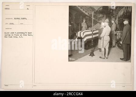 Zusammenfassung: Auf diesem Foto mit dem Titel „Major John P. Mitchells Leiche liegt im Rathaus, New York City, New York City, New York“ wird der Schauplatz von Major Mitchells Leiche im Rathaus dargestellt. Das Bild wurde 1918 vom Fotografen des Signal Corps während des Ersten Weltkriegs aufgenommen. Das Foto zeigt ein bedeutendes Ereignis, das während dieser Zeit stattfand. Stockfoto