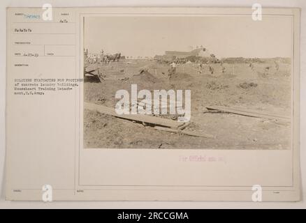 Soldaten von Mooseheart Training evakuieren während des Ersten Weltkriegs für den Bau von Betonwaschgebäuden. Dieses Foto wurde von einem Armeefotografen aufgenommen und trägt die Bezeichnung ORECT 58983 SA Z C PHOTOGRAPHER ECO vom 27. April 1919. In der Beschreibung ist angegeben, dass das Bild nur für amtliche Zwecke aufgenommen wurde. Stockfoto