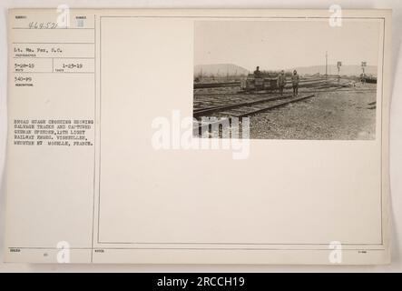 Er hat einen deutschen Speeder auf einem breiten Spurkreuz gefangen, der Bergungsspuren zeigt. Aufgenommen von LT. WM. Fox, S.C. der 12. Light Railway Engineers in Vigneulles, Meurthe et Moselle, Frankreich. Foto erhalten am 28. März 1919. Stockfoto