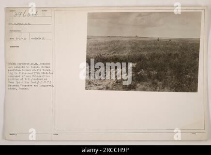 CPL. K. Polk, ein Armeefotograf, hat das Bild am 5. September 1918 aufgenommen. Mitglieder der 306. Infanterie, Kompanie M, werden auf Patrouillen geschickt, um deutsche Positionen zu lokalisieren, während deutsche Granaten in der Ferne platzen. Die Soldaten gehörten der 77. Division an, die hauptsächlich aus Männern aus der Metropolregion New York bestand und in Camp Upton, New York, auf Long Island ausgebildet wurde. Das Foto befindet sich zwischen Vauxcere und Longueval, Aisne, Frankreich. Stockfoto