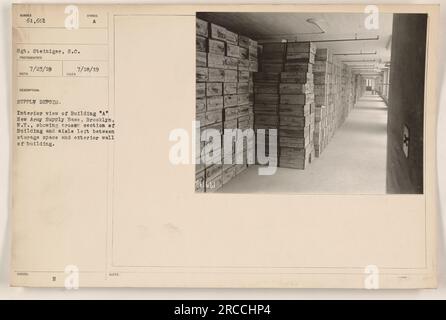 Innenansicht von Gebäude A an der New Army Supply Base in Brooklyn, NY. Das Foto zeigt einen Querschnitt des Gebäudes mit einem Gang auf der linken Seite zwischen dem Lagerraum und der Außenwand des Gebäudes. Das Bild wurde von Sergeant Steiniger am 18. Juli 1919 aufgenommen. Stockfoto