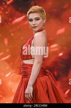 London, Großbritannien. 13. Juli 2023. Florence Pugh bei der Oppenheimer UK Premiere, London, Großbritannien, 13. Juli 2023. Die Besetzung des neuen Films Oppenheimer verließ die britische Premiere in London „um ihre Streikschilder zu schreiben“, bevor Hollywood-Schauspieler streiken. Am Donnerstagabend verließen die Hauptdarsteller von Christopher Nolans mit Spannung erwarteter Kriegsbiographie die Premiere des Films im Odeon Luxe auf dem Leicester Square in Solidarität mit der US-Schauspielerunion Sag-Aftra. Foto: Stuart Hardy/ABACAPRESS.COM Kredit: Abaca Press/Alamy Live News Stockfoto