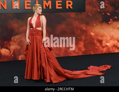 London, Großbritannien. 13. Juli 2023. Florence Pugh bei der Oppenheimer UK Premiere, London, Großbritannien, 13. Juli 2023. Die Besetzung des neuen Films Oppenheimer verließ die britische Premiere in London „um ihre Streikschilder zu schreiben“, bevor Hollywood-Schauspieler streiken. Am Donnerstagabend verließen die Hauptdarsteller von Christopher Nolans mit Spannung erwarteter Kriegsbiographie die Premiere des Films im Odeon Luxe auf dem Leicester Square in Solidarität mit der US-Schauspielerunion Sag-Aftra. Foto: Stuart Hardy/ABACAPRESS.COM Kredit: Abaca Press/Alamy Live News Stockfoto
