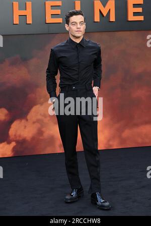 London, Großbritannien. 13. Juli 2023. Rami Malek bei der Oppenheimer UK Premiere, London, Großbritannien, 13. Juli 2023. Die Besetzung des neuen Films Oppenheimer verließ die britische Premiere in London „um ihre Streikschilder zu schreiben“, bevor Hollywood-Schauspieler streiken. Am Donnerstagabend verließen die Hauptdarsteller von Christopher Nolans mit Spannung erwarteter Kriegsbiographie die Premiere des Films im Odeon Luxe auf dem Leicester Square in Solidarität mit der US-Schauspielerunion Sag-Aftra. Foto: Stuart Hardy/ABACAPRESS.COM Kredit: Abaca Press/Alamy Live News Stockfoto