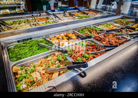 Essen in einem chinesischen Büfett-Restaurant Stockfoto