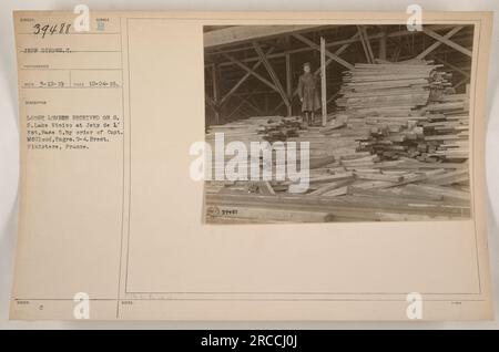 Amerikanische Soldaten bauen einen Steg auf Basis 5 in Brest, Finistere, Frankreich. Das Foto wurde am 24. Dezember 1918 aufgenommen und zeigt Truppen, die auf Befehl von Captain Mecloud von den Engrs loses Holz auf dem Steg entladen und installieren. 3-4. Die Lage ist S. Lake Wimico in Jety de l'Est. Stockfoto