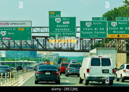 Tysons Corner, Virginia, USA - 17. Juni 2023: An einem Samstag in der Nähe von Tysons Corner im Fairfax County bei Washington, D.C. drängen Fahrzeuge auf die Interstate 495 Stockfoto