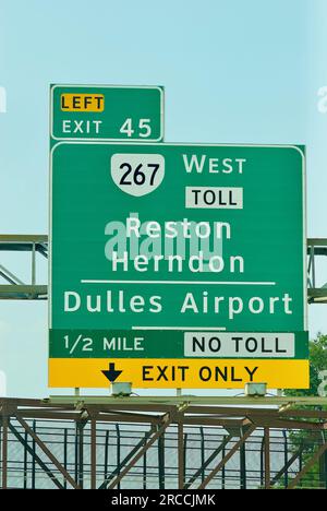 Tysons Corner, Virginia, USA - 17. Juni 2023: Nahaufnahme eines Ausfahrtsschilds auf der Interstate 495 in Fairfax County für Reston, Herndon und Dulles Airport. Stockfoto