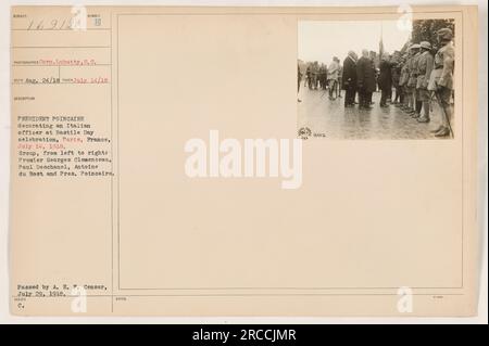 "Präsident Poincaire, der einen italienischen Offizier während der Feierlichkeiten zum Bastille-Tag am 14. Juli 1918 in Paris, Frankreich, auszeichnet. Die Gruppe auf dem Foto umfasst Premier Georges Clemenceau, Paul Deschanel, Antoine du Bost und Präsident Poincaire. Foto von Corp Lubatty, S.C., offiziell herausgegeben von A. E. F. Censor am 29. Juli 1918." Stockfoto