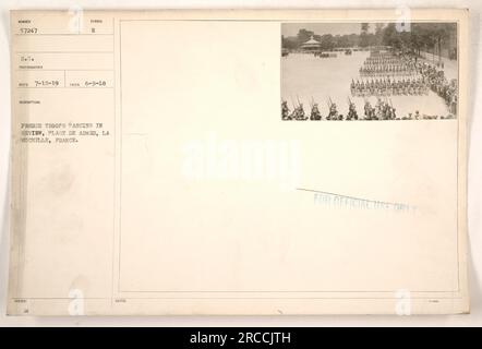 DATEI. DATUM: 9. Juni 1918. Französische Truppen marschieren und passieren in Rückschau am Place de Armes in La Rochelle, Frankreich. Dieses Ereignis fand während des Ersten Weltkriegs statt Das Bild wurde von einem Fotografen mit der folgenden Beschreibung aufgenommen: SU 57247 S.C. FOTOGRAF BESCHREIBUNG SYMBOL RECD 7-15-19. Stockfoto