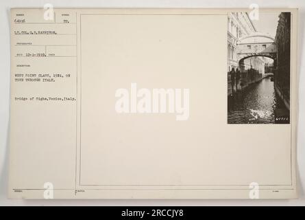 West Point Klasse 1921 besucht Italien und posiert für ein Foto auf der Tour. Das Bild zeigt die Seufzerbrücke in Venedig, Italien. Das Foto wurde von Lieutenant Colonel G.R. gemacht Harrison am 1. Dezember 1919. Das Beschreibungssymbol BU gibt an, dass das Foto Teil einer offiziellen Sammlung war. Stockfoto