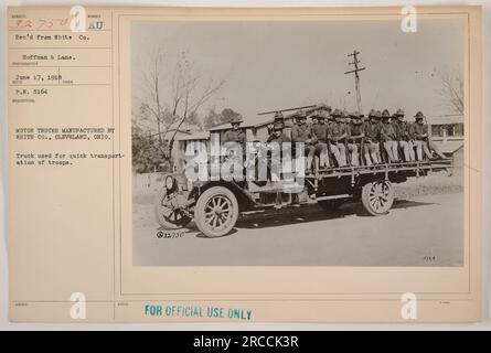 Ein Foto, das am 17. Juni 1918 aufgenommen wurde, zeigt Motorwagen, die von der White Co. In Cleveland, Ohio, hergestellt wurden. Diese LKWs wurden für den schnellen Transport von Truppen im Ersten Weltkrieg verwendet Es handelt sich um ein offizielles Dokument mit der Nummer 32750, das von White Co. Empfangen wurde Hoffman Und Lane. Das Foto wurde unter dem persönlichen Namen 5164 empfangen. Stockfoto