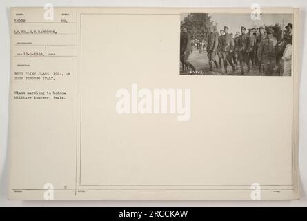 West Point Klasse 1921 auf Tour durch Italien. Der Kurs wird gesehen, wie er zur Militärakademie in Modena, Italien, marschiert. Das Foto wurde von LT. Colonel G. R. Harrison aufgenommen und am 1. Dezember 1919 empfangen. Das Beschreibungssymbol ist EU WEST POINT KLASSE, 1921. Das Foto ist als Nummer 64902 gekennzeichnet. Stockfoto