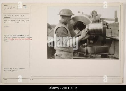 Ein Soldat poliert die Steißlage einer 155 m/m Pistole bei Flir, Meurthe et Moselle, Frankreich. Aufgenommen am 13. September 1918. Lieutenant Paul W. Cloud, S.C. war der Fotograf. Dieses Foto ist Teil der Sammlung amerikanischer Militäraktivitäten während des Ersten Weltkriegs. Stockfoto