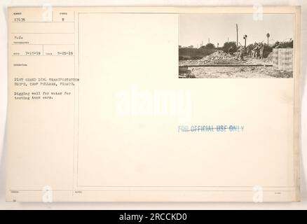 Soldaten des 21. Transportkorps der Grand Division in Camp Pullman in Frankreich graben einen Brunnen, um Wasser für die Tests von Panzerwagen bereitzustellen. Dieses Bild wurde am 25. Mai 1919 von Sunber Studio aufgenommen. Das Foto wurde unter dem Symbol B katalogisiert und ist nur für den offiziellen Gebrauch bestimmt. Stockfoto