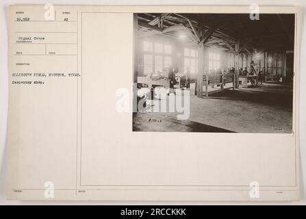 Ntry-Shop im Ellington Field, Houston, Texas. Dieses Foto zeigt einen Moment während des Ersten Weltkriegs und zeigt amerikanische militärische Aktivitäten. Das Bild zeigt Soldaten, die im Schreinereiwesen tätig sind und die Anstrengungen darstellen, die für den Bau und die Instandhaltung wichtiger Infrastrukturen unternommen wurden. Dieses Foto wurde vom Fotografen des Signalkorps aufgenommen und hat die Nummer 19.562. Stockfoto