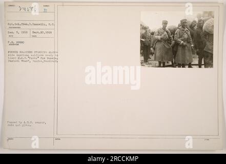 Französische und amerikanische Soldaten stehen nebeneinander an der Eastern Wharf in Dundee, Schottland, bereit für die X.M.8 'Porto' nach Russland. Das Foto wurde am 20. September 1918 von Sgt.1c1, Chas. D. Donnelly aufgenommen. Das Bild wurde vom A.E.P.-Zensor übergeben, aber das genaue Datum ist unbekannt. Stockfoto