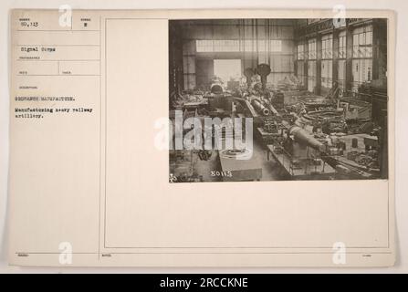 Ein Bild der Fotos von amerikanischen Militäraktivitäten während des Ersten Weltkriegs, das den Herstellungsprozess von schweren Eisenbahnartillerie-Geschützen zeigt. Das Foto, das vom Signalkorps aufgenommen wurde, zeigt die Produktion der Eisenbahnartillerie mit der Nummer 50.113. Das Bild enthält visuelle Details und Beschreibungen zu den Herstellungsschritten, die bei der Herstellung der Waffen erforderlich sind. Stockfoto