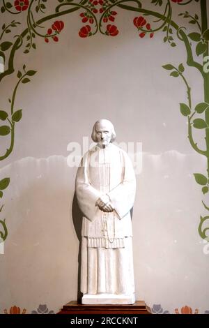 Statue von Saint Vincent de Paul in Eglise Notre Dame Du Travail im Viertel Montparnasse in Paris, Frankreich Stockfoto