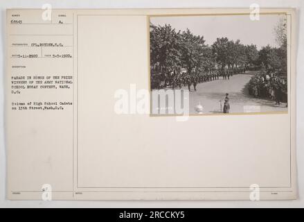 Parade zum Gedenken an die Gewinner des Army National School Essay Contest in Washington, D.C. Das Foto wurde am 5. Mai 1920 aufgenommen und zeigt eine Kolonne von Highschool-Kadetten, die auf der 13. Straße marschieren. Der Fotograf CPL. Boyden hat das Bild aufgenommen, das als US Official Photo 68543 herausgegeben wurde. Stockfoto