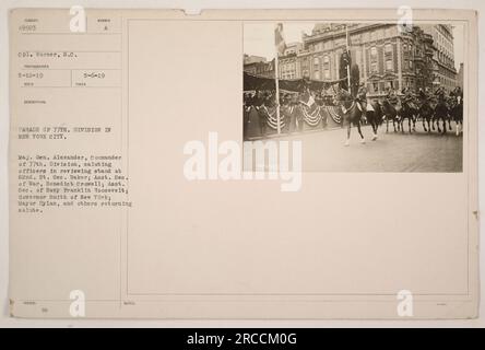 Parade der 77. Division in New York City. Major General Alexander salutiert Offiziere am Überprüfungsstand in der 82. St. Mehrere Würdenträger, darunter Secretary Baker, Assistant Secretary of war Benedict Cromwell, Assistant Secretary of Navy Franklin Roosevelt, Governor Smith of New York und Mayor Hylan, können gesehen werden, wie sie den Gruß zurückbringen. Das Foto wurde am 12. Mai 1919 von Corporal Warner aufgenommen. Stockfoto