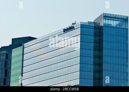 Tysons Corner, Virginia, USA - 17. Juni 2023: Das moderne, verglaste Bürogebäude von Deloitte in Nord-Virginia ist ein bekanntes Wahrzeichen. Stockfoto