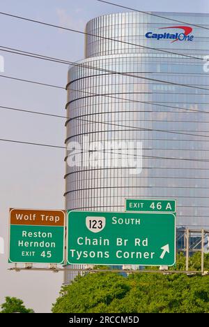 Tysons Corner, Virginia, USA - 17. Juni 2023: Schilder auf der Interstate 495 zeigen die Ausfahrten für Wolf Trap und Route 123 in der Nähe des Gebäudes Capital One. Stockfoto