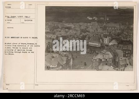 Amerikanische Truppen und ihre Fahrzeuge können auf dem Marktplatz Mayen, Deutschland, aus der Höhe eines alten Burgturms gesehen werden. Dieses Bild wurde während des Ersten Weltkriegs aufgenommen, als die amerikanischen Truppen auf dem Weg zum Rhein durch die Mayen marschierten. Die Lastwagen auf dem Platz gehören den amerikanischen Truppen. Stockfoto