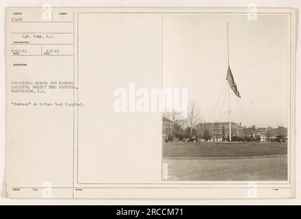 Soldaten, die an einer Rückzugszeremonie in der Berufsschule des Walter Reed Krankenhauses für verwundete Soldaten in Washington, D.C. teilnahmen - Bild 37166 aus der Fotoserie der amerikanischen Militäraktivitäten während des Ersten Weltkriegs. Stockfoto